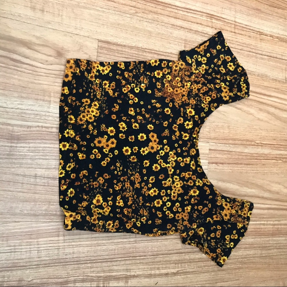 ⚡Yellow flower patterned crop top⚡